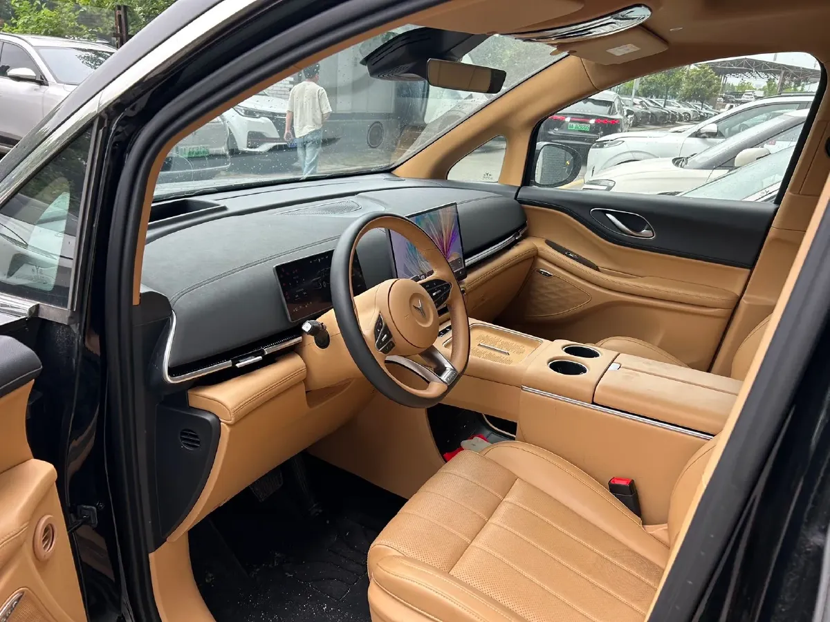 2025 Voyah Dream 1.5T 150HP L4 PHEV 41.7KWH,autocango,china used car exporter,china ev exporter,chinese used car exporter,chinese used ev exporter