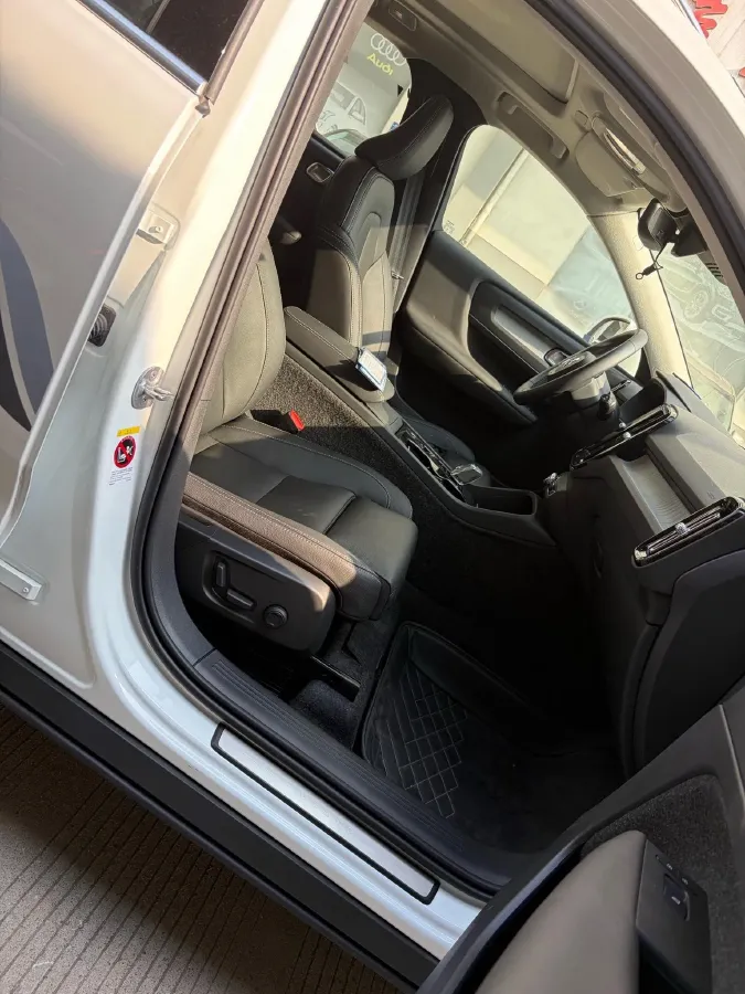 2025 Volvo XC40 2.0T 197HP L4 7DCT,autocango,china used car exporter,china ev exporter,chinese used car exporter,chinese used ev exporter