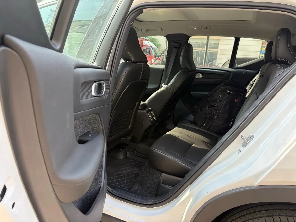 2025 Volvo XC40 2.0T 197HP L4 7DCT,autocango,china used car exporter,china ev exporter,chinese used car exporter,chinese used ev exporter