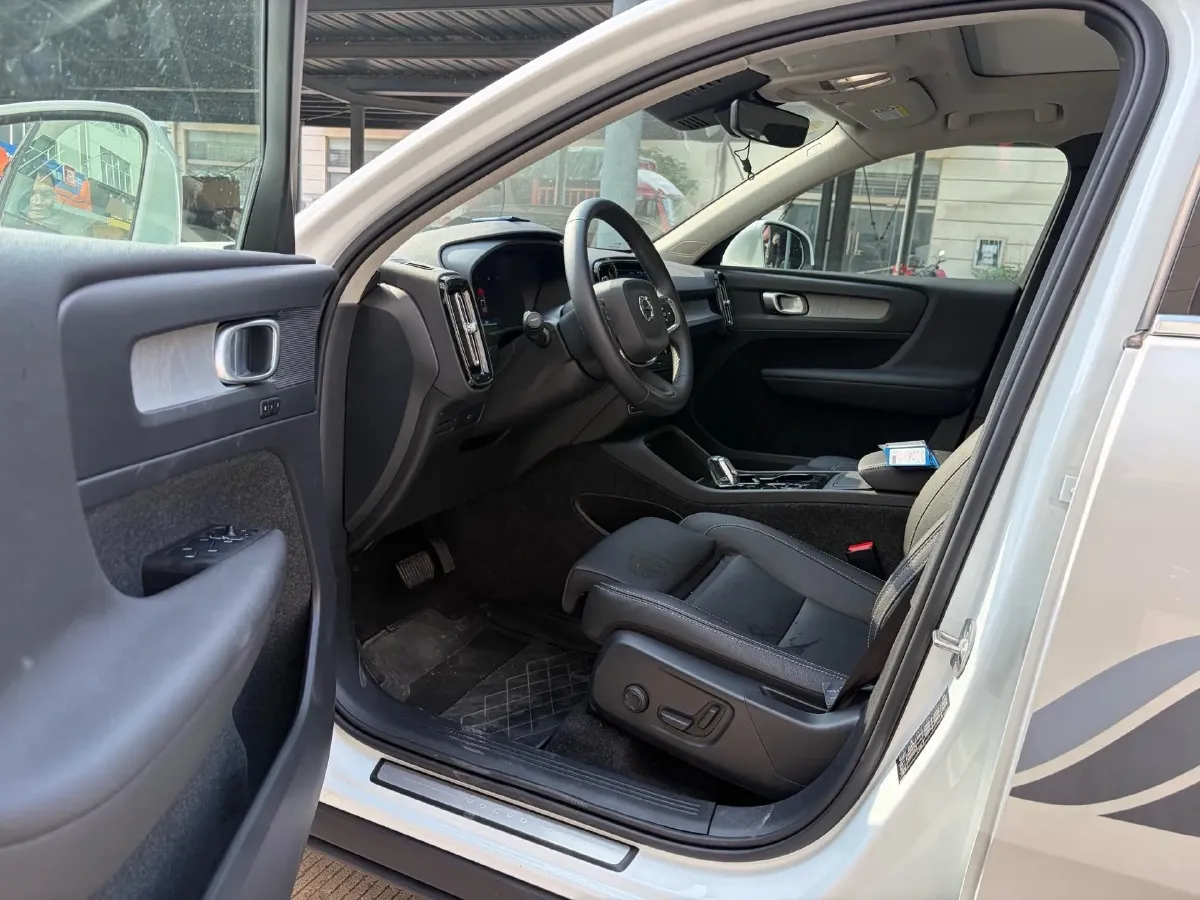 2025 Volvo XC40 2.0T 197HP L4 7DCT,autocango,china used car exporter,china ev exporter,chinese used car exporter,chinese used ev exporter