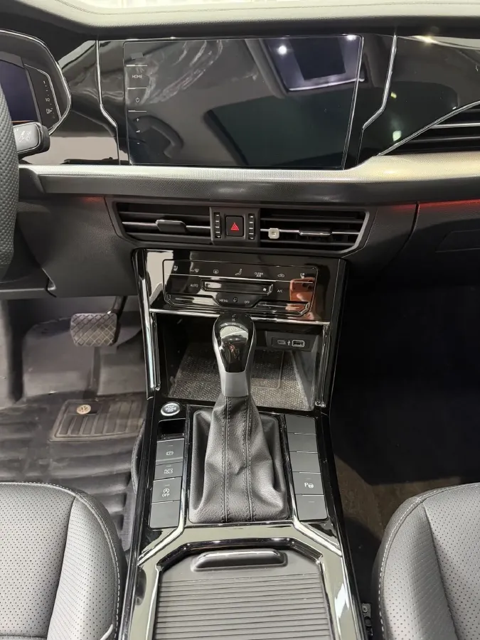 2024 Volkswagen Passat 2.0T 220HP L4 7DCT,autocango,china used car exporter,china ev exporter,chinese used car exporter,chinese used ev exporter