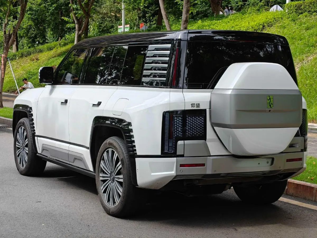 2023 YangWang U8 2.0T 272HP L4 REEV 49.05KWH,autocango,china used car exporter,china ev exporter,chinese used car exporter,chinese used ev exporter