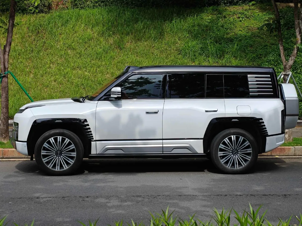 2023 YangWang U8 2.0T 272HP L4 REEV 49.05KWH,autocango,china used car exporter,china ev exporter,chinese used car exporter,chinese used ev exporter