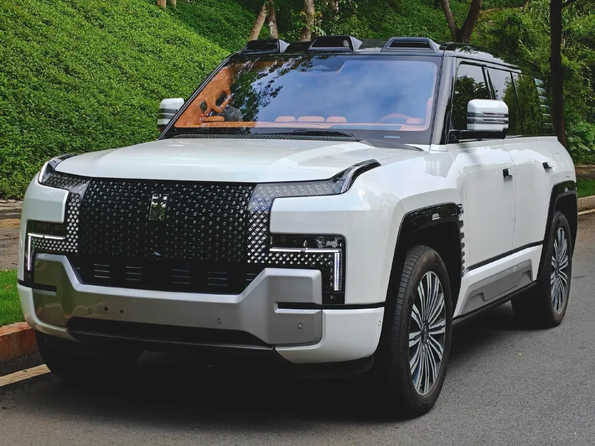 2023 YangWang U8 2.0T 272HP L4 REEV 49.05KWH,autocango,china used car exporter,china ev exporter,chinese used car exporter,chinese used ev exporter