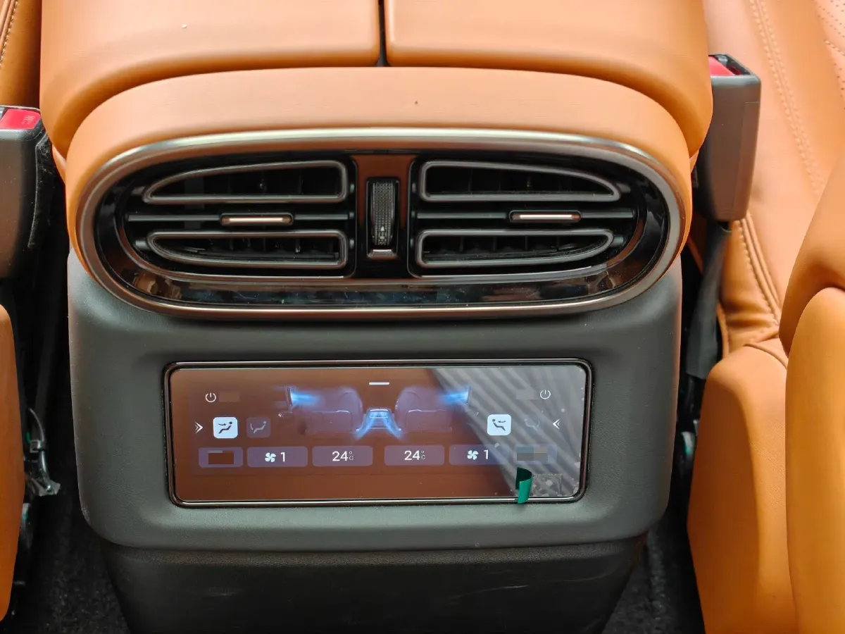 2023 YangWang U8 2.0T 272HP L4 REEV 49.05KWH,autocango,china used car exporter,china ev exporter,chinese used car exporter,chinese used ev exporter