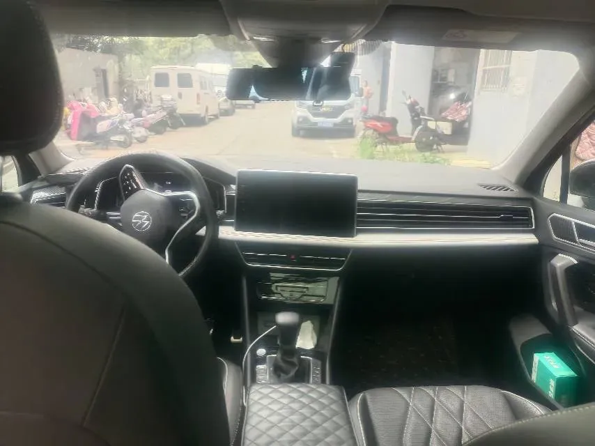 2023 Volkswagen Tiguan L 2.0T 220HP L4 7DCT,autocango,china used car exporter,china ev exporter,chinese used car exporter,chinese used ev exporter