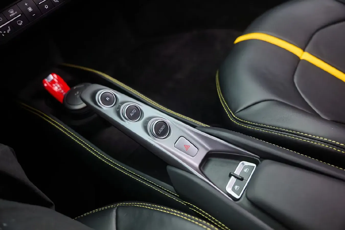 2019 Aston Martin DB11 5.2T 639HP V12 8AT,autocango,china used car exporter,china ev exporter,chinese used car exporter,chinese used ev exporter
