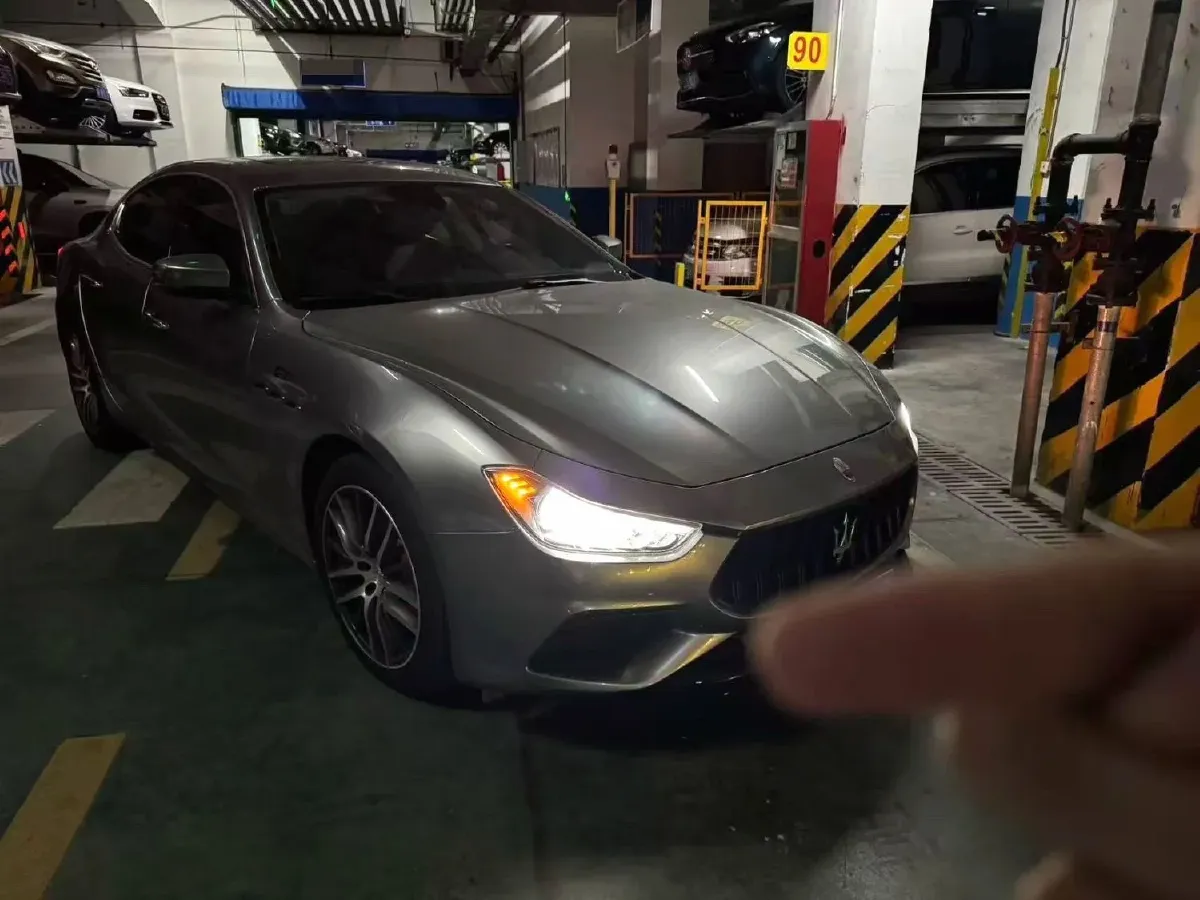 2021 Maserati Ghibli 2.0T 330HP L4 8AT,autocango,china used car exporter,china ev exporter,chinese used car exporter,chinese used ev exporter