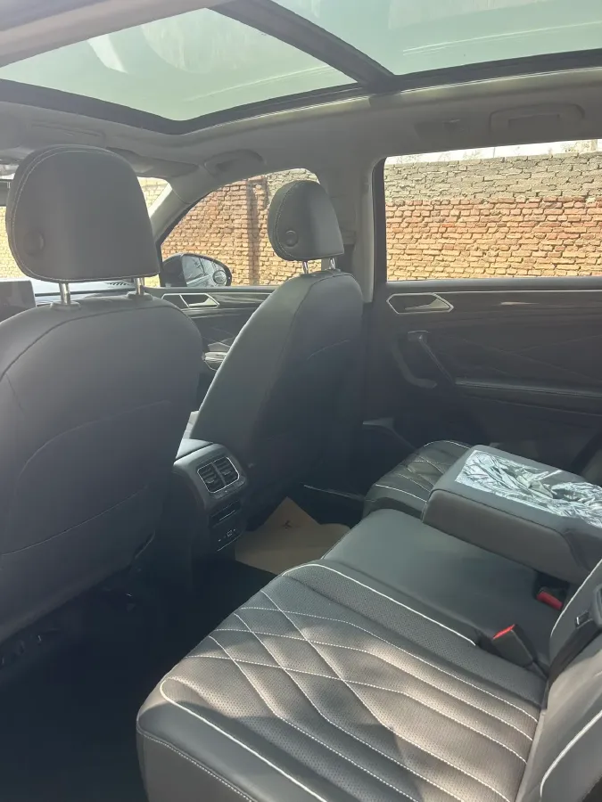2023 Volkswagen Tiguan L 2.0T 186HP L4 7DCT,autocango,china used car exporter,china ev exporter,chinese used car exporter,chinese used ev exporter