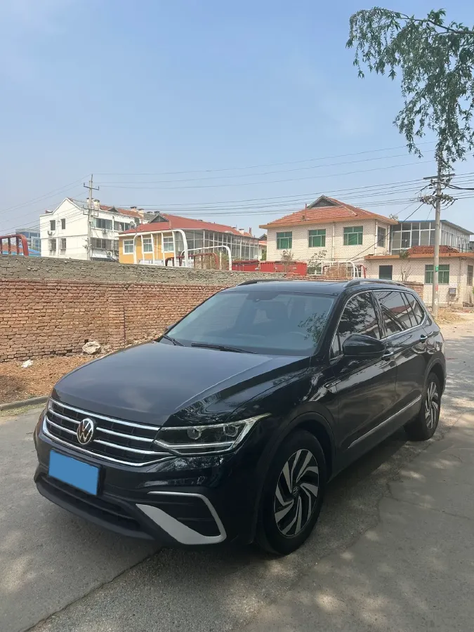 2023 Volkswagen Tiguan L 2.0T 186HP L4 7DCT,autocango,china used car exporter,china ev exporter,chinese used car exporter,chinese used ev exporter