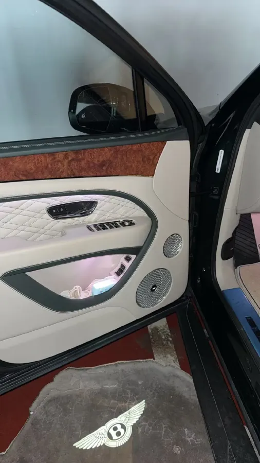 2021 Bentley Bentayga 4.0T 550HP V8 8AT,autocango,china used car exporter,china ev exporter,chinese used car exporter,chinese used ev exporter
