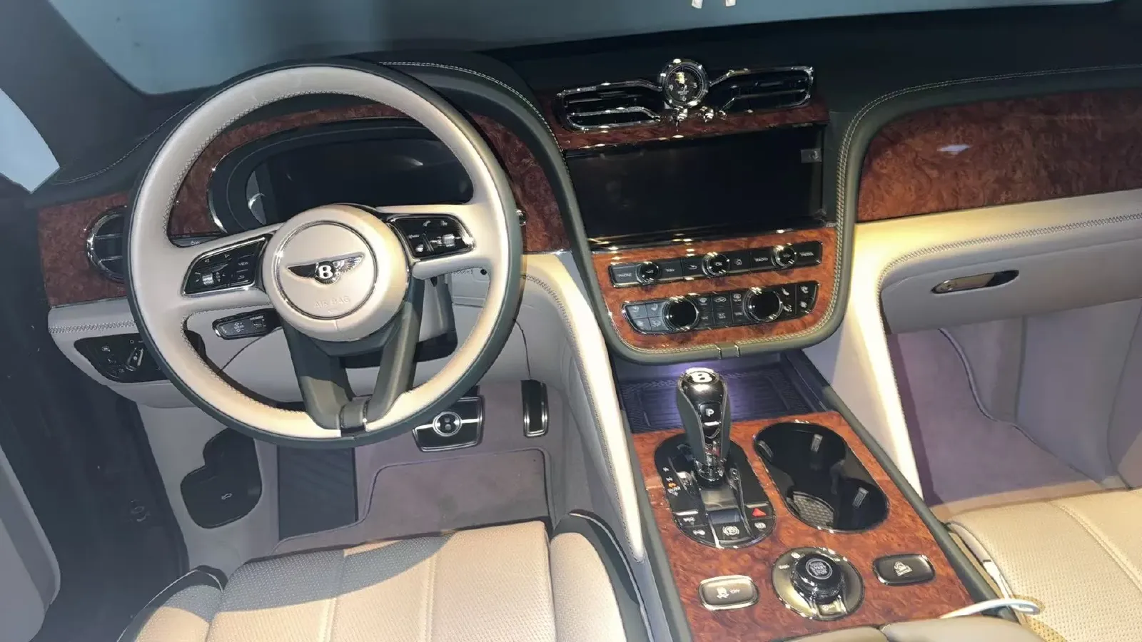 2021 Bentley Bentayga 4.0T 550HP V8 8AT,autocango,china used car exporter,china ev exporter,chinese used car exporter,chinese used ev exporter
