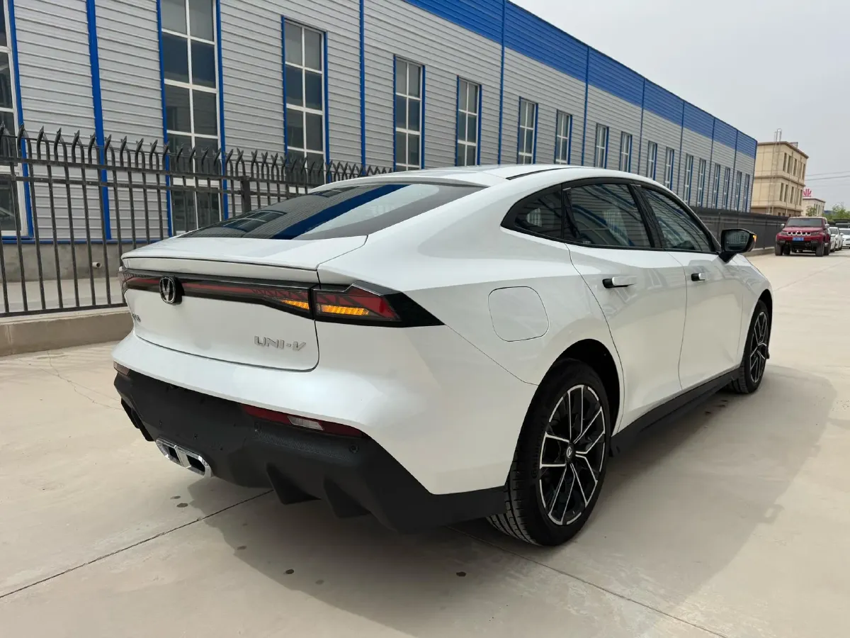 2024 ChangAn UNI-V iDD 1.5L 110HP L4 E-CVT PHEV 18.99KWH,autocango,china used car exporter,china ev exporter,chinese used car exporter,chinese used ev exporter