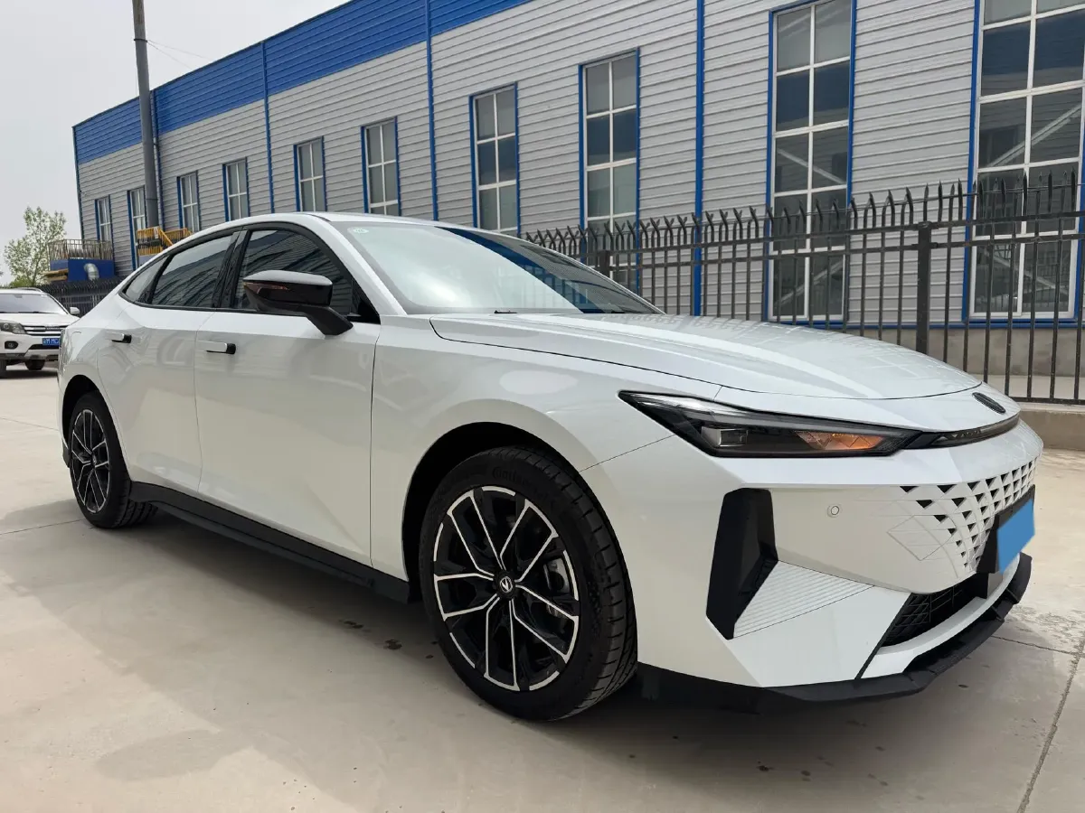 2024 ChangAn UNI-V iDD 1.5L 110HP L4 E-CVT PHEV 18.99KWH,autocango,china used car exporter,china ev exporter,chinese used car exporter,chinese used ev exporter