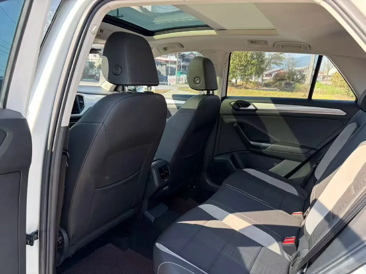 2022 Volkswagen T-Roc 1.4T 150HP L4 7DCT,autocango,china used car exporter,china ev exporter,chinese used car exporter,chinese used ev exporter