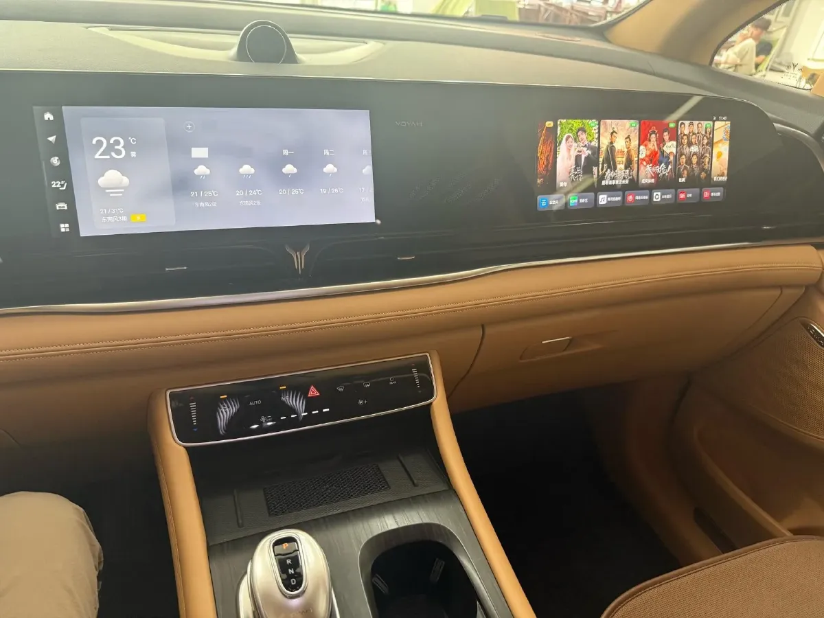 2024 Voyah Dream 1.5T 150HP L4 PHEV 43KWH,autocango,china used car exporter,china ev exporter,chinese used car exporter,chinese used ev exporter