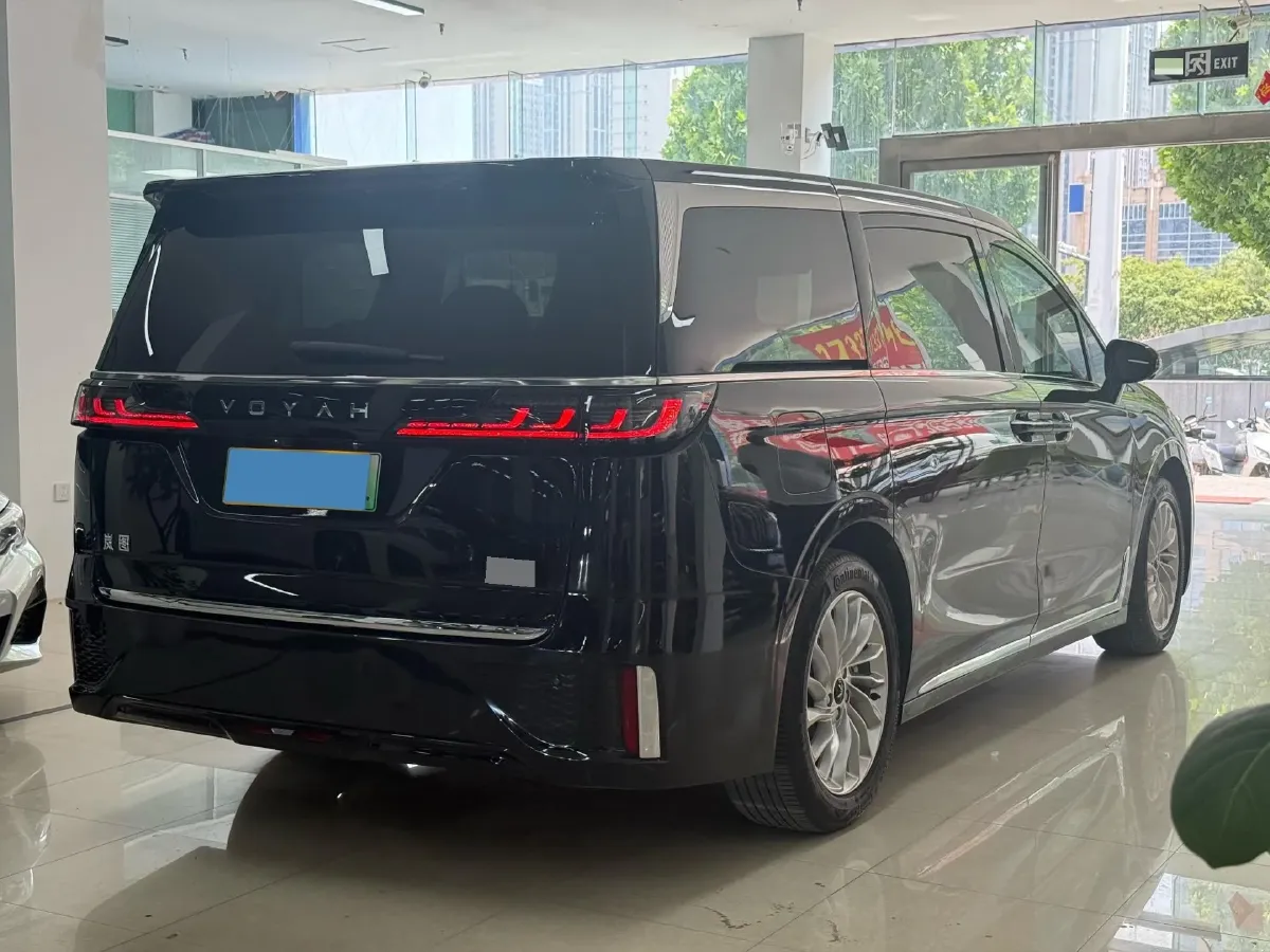 2024 Voyah Dream 1.5T 150HP L4 PHEV 43KWH,autocango,china used car exporter,china ev exporter,chinese used car exporter,chinese used ev exporter