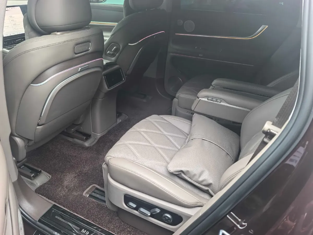 2025 AITO AITO M9 REEV 160HP REEV 52KWH,autocango,china used car exporter,china ev exporter,chinese used car exporter,chinese used ev exporter