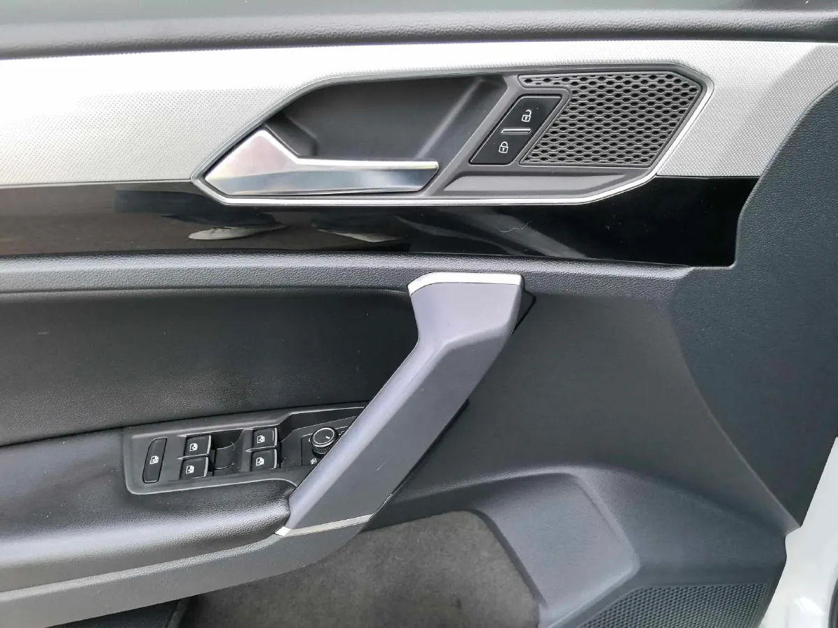 2019 Jeep Cherokee 2.0T 234HP L4 9AT,autocango,china used car exporter,china ev exporter,chinese used car exporter,chinese used ev exporter