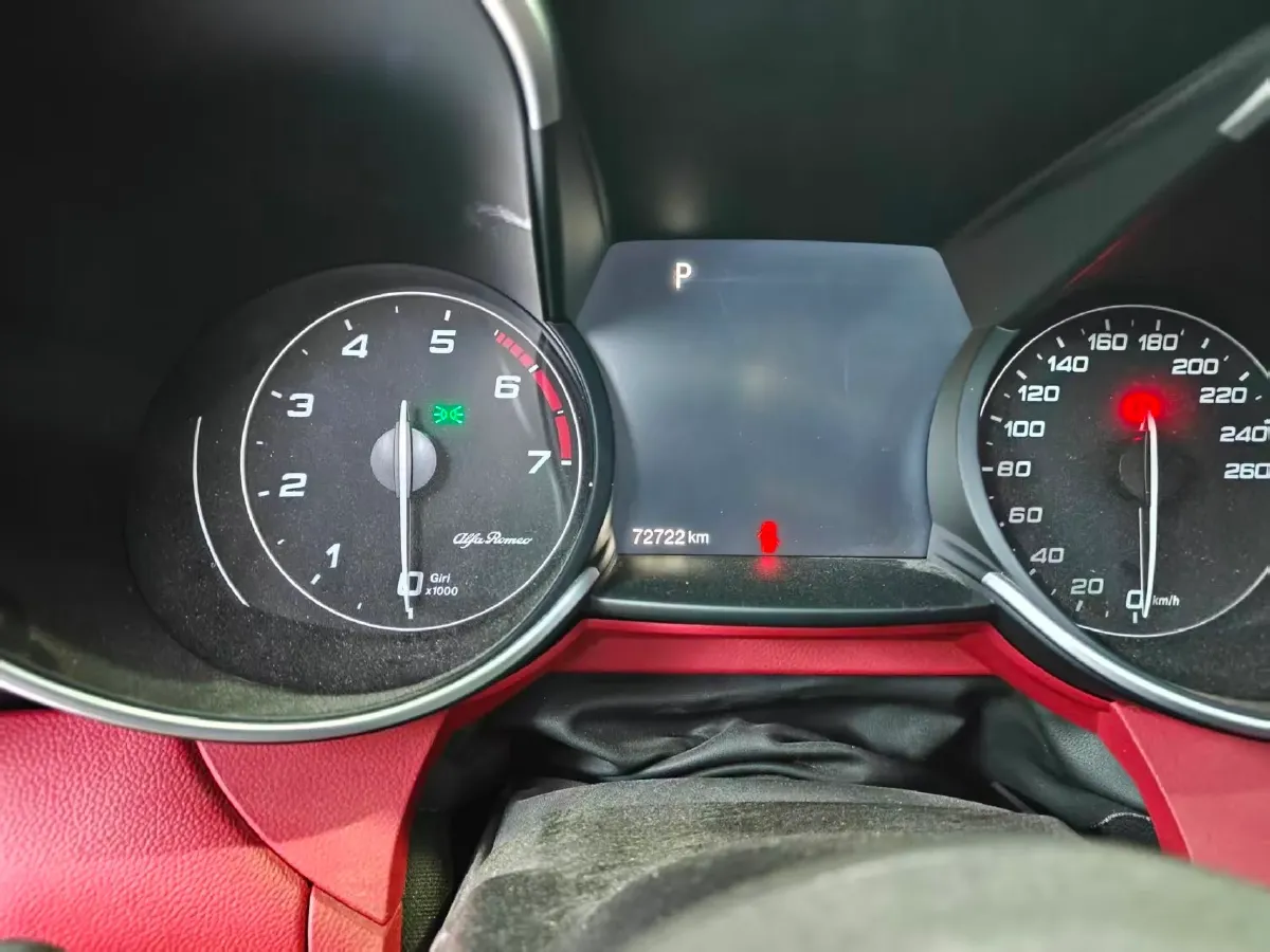2017 Alfa Romeo Giulia 2.0T 200HP L4 8AT,autocango,china used car exporter,china ev exporter,chinese used car exporter,chinese used ev exporter