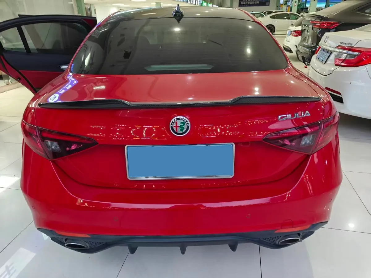 2017 Alfa Romeo Giulia 2.0T 200HP L4 8AT,autocango,china used car exporter,china ev exporter,chinese used car exporter,chinese used ev exporter