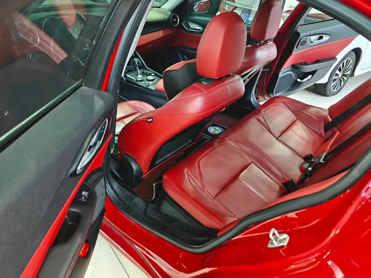 2017 Alfa Romeo Giulia 2.0T 200HP L4 8AT,autocango,china used car exporter,china ev exporter,chinese used car exporter,chinese used ev exporter