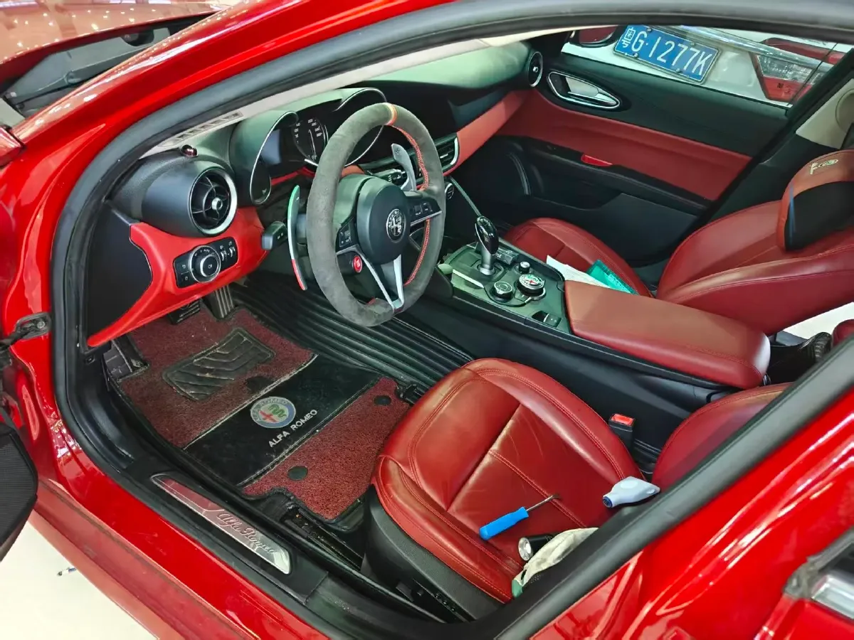 2017 Alfa Romeo Giulia 2.0T 200HP L4 8AT,autocango,china used car exporter,china ev exporter,chinese used car exporter,chinese used ev exporter