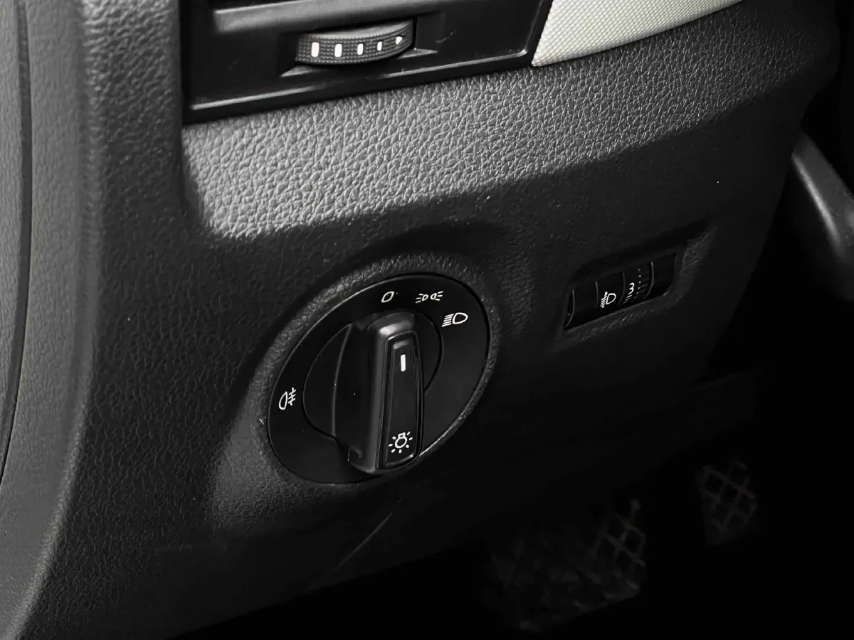 2017 Skoda Fabia 1.4L 90HP L4 6AT,autocango,china used car exporter,china ev exporter,chinese used car exporter,chinese used ev exporter