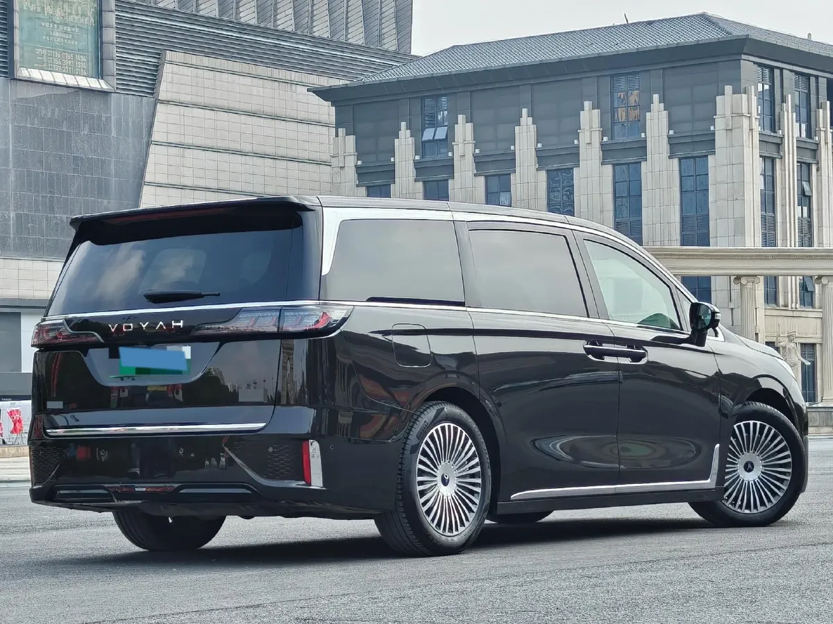2025 Voyah Dream 1.5T 150HP L4 PHEV 41.7KWH,autocango,china used car exporter,china ev exporter,chinese used car exporter,chinese used ev exporter