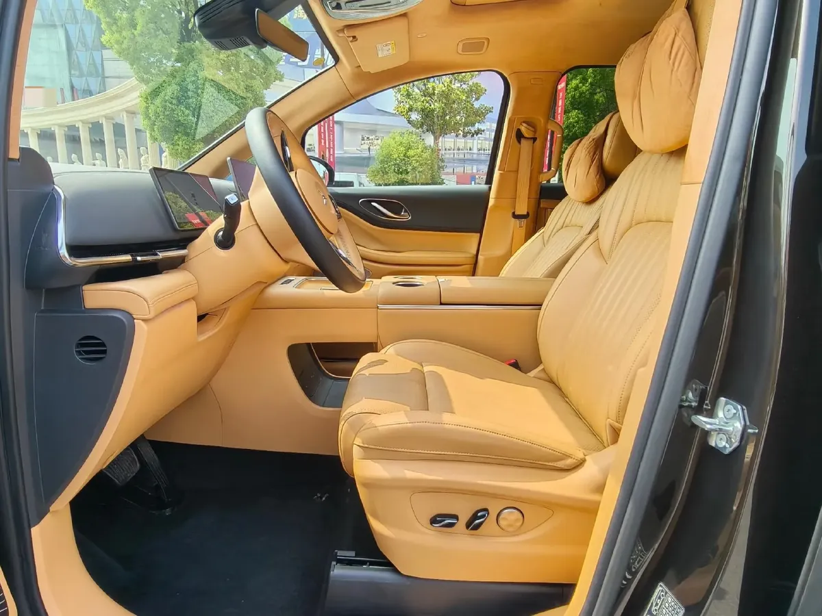 2025 Voyah Dream 1.5T 150HP L4 PHEV 41.7KWH,autocango,china used car exporter,china ev exporter,chinese used car exporter,chinese used ev exporter