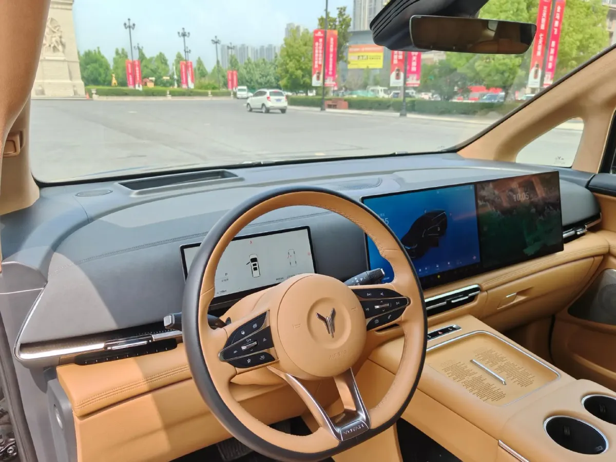 2025 Voyah Dream 1.5T 150HP L4 PHEV 41.7KWH,autocango,china used car exporter,china ev exporter,chinese used car exporter,chinese used ev exporter