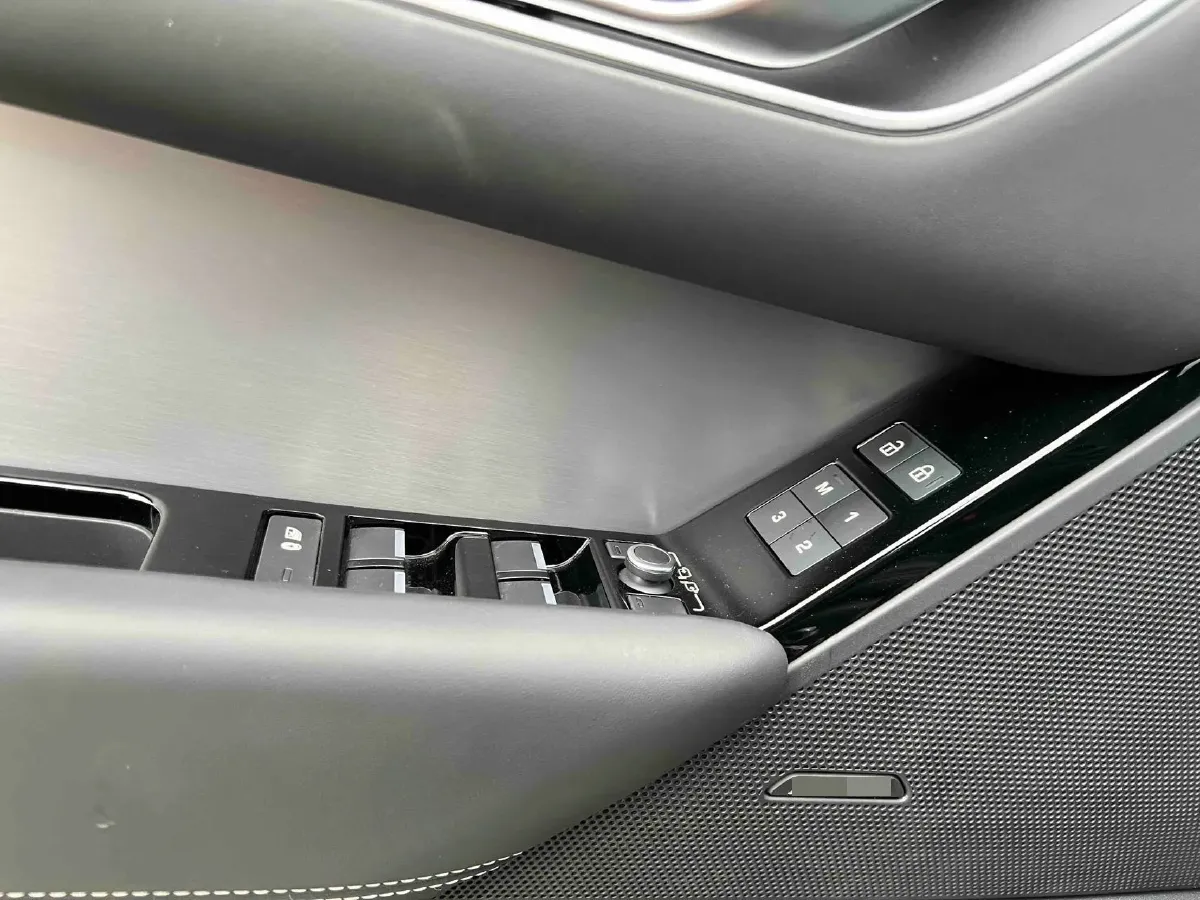 2023 Land Rover Range Rover Velar 2.0T 250HP L4 8AT,autocango,china used car exporter,china ev exporter,chinese used car exporter,chinese used ev exporter