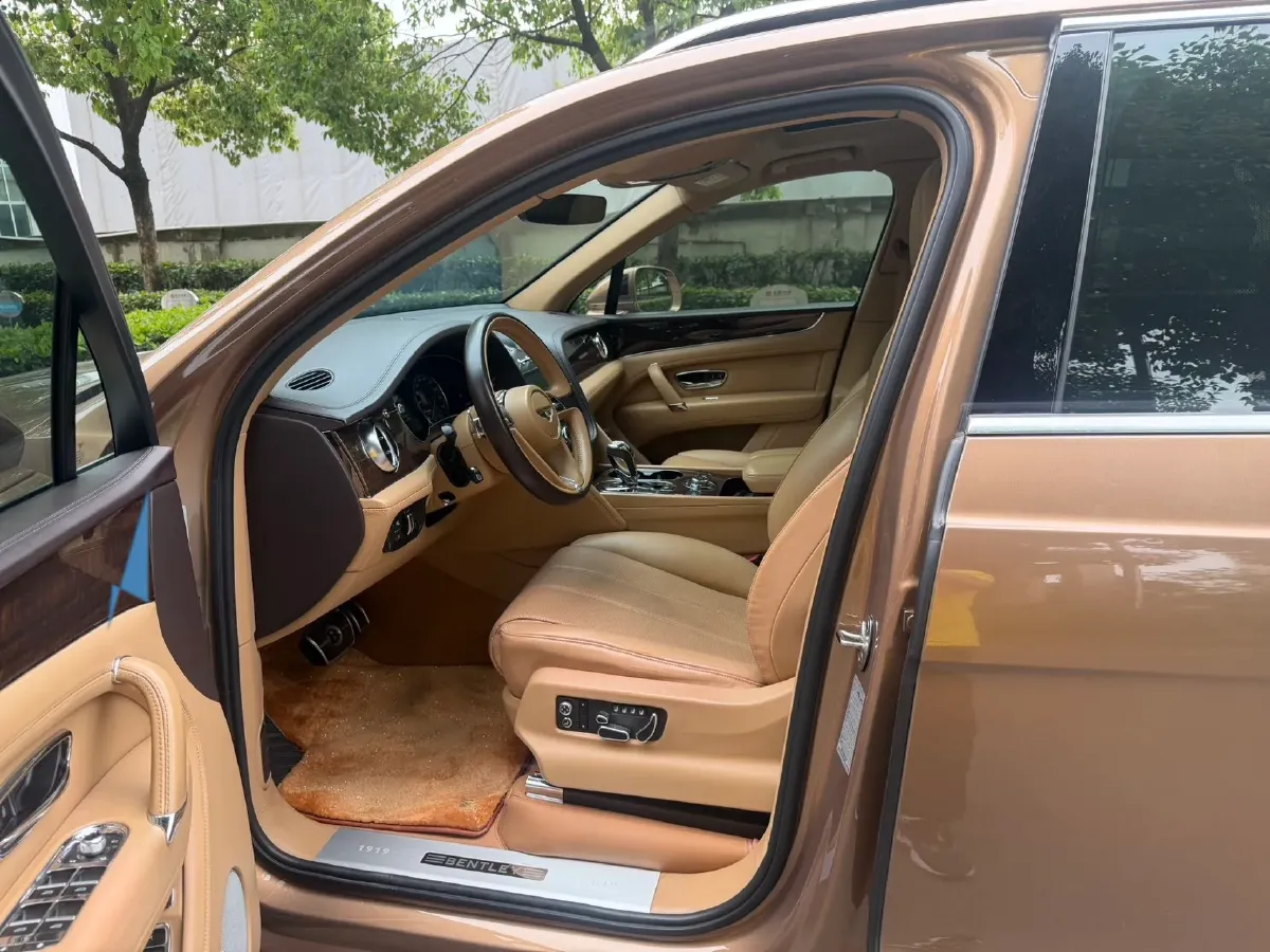 2018 Bentley Bentayga 4.0T 550HP V8 8AT,autocango,china used car exporter,china ev exporter,chinese used car exporter,chinese used ev exporter