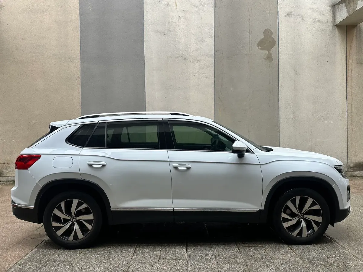 2019 Jeep Cherokee 2.0T 234HP L4 9AT,autocango,china used car exporter,china ev exporter,chinese used car exporter,chinese used ev exporter