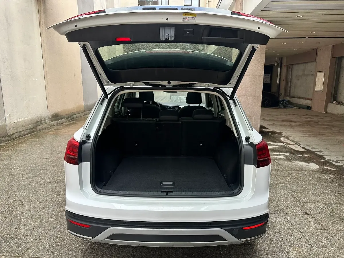 2019 Jeep Cherokee 2.0T 234HP L4 9AT,autocango,china used car exporter,china ev exporter,chinese used car exporter,chinese used ev exporter