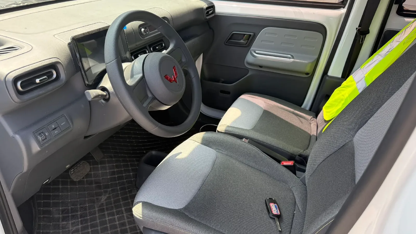 2025 WuLing ZhiGuang BEV 17.7KWH,autocango,china used car exporter,china ev exporter,chinese used car exporter,chinese used ev exporter