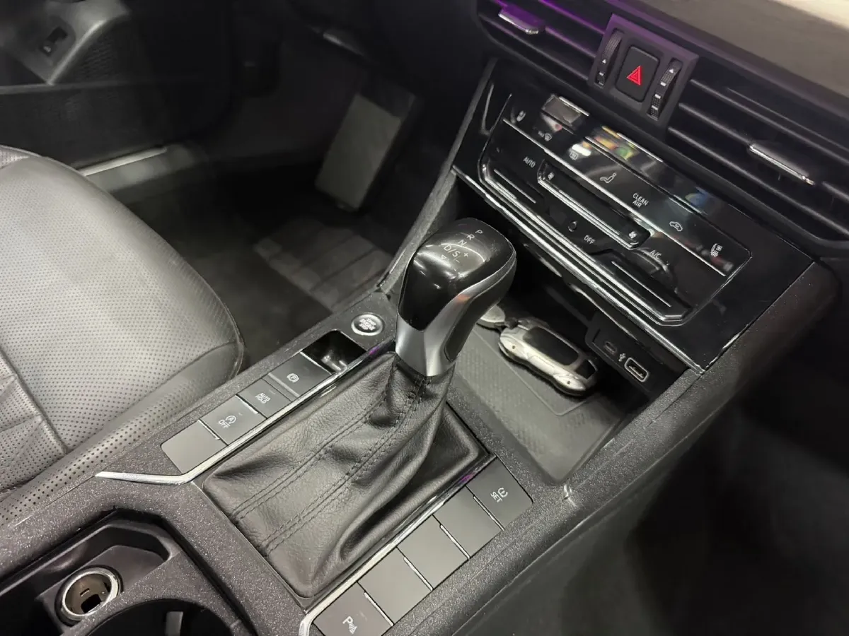 2020 Volkswagen Passat 2.0T 186HP L4 7DCT,autocango,china used car exporter,china ev exporter,chinese used car exporter,chinese used ev exporter