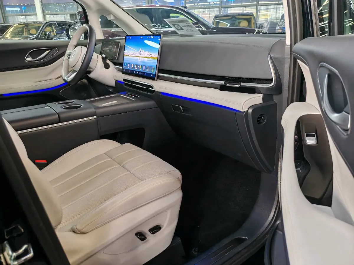 2025 Voyah Dream 1.5T 150HP L4 PHEV 41.7KWH,autocango,china used car exporter,china ev exporter,chinese used car exporter,chinese used ev exporter
