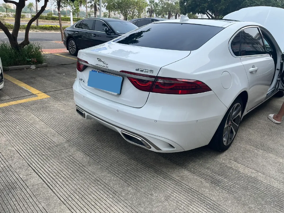2022 Jaguar XFL 2.0T 200HP L4 8AT,autocango,china used car exporter,china ev exporter,chinese used car exporter,chinese used ev exporter