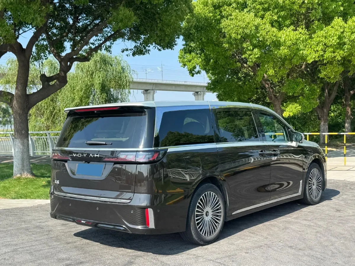 2025 Voyah Dream 1.5T 150HP L4 PHEV 41.7KWH,autocango,china used car exporter,china ev exporter,chinese used car exporter,chinese used ev exporter