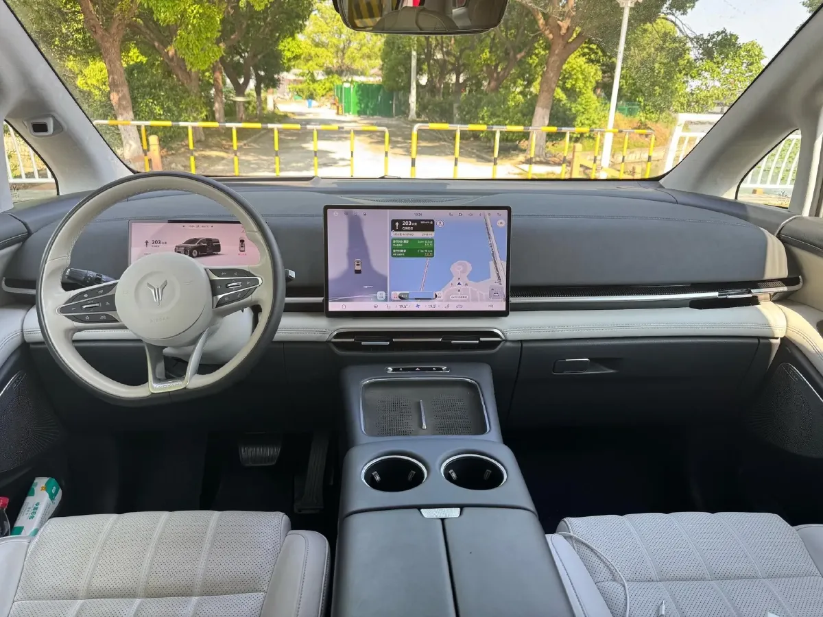 2025 Voyah Dream 1.5T 150HP L4 PHEV 41.7KWH,autocango,china used car exporter,china ev exporter,chinese used car exporter,chinese used ev exporter