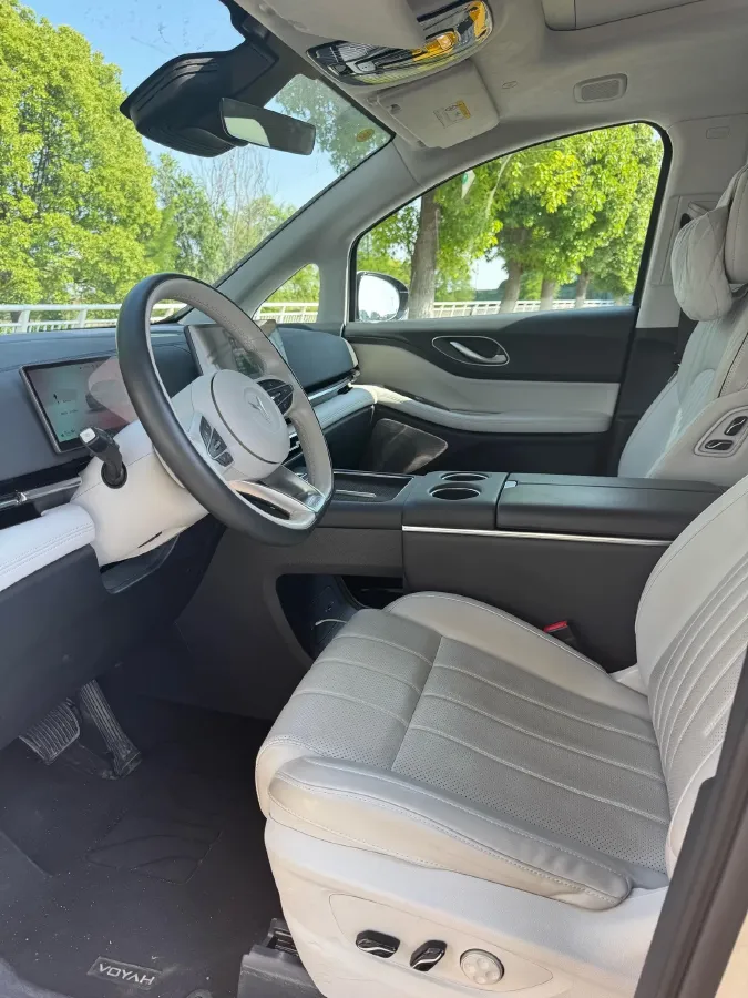 2025 Voyah Dream 1.5T 150HP L4 PHEV 41.7KWH,autocango,china used car exporter,china ev exporter,chinese used car exporter,chinese used ev exporter