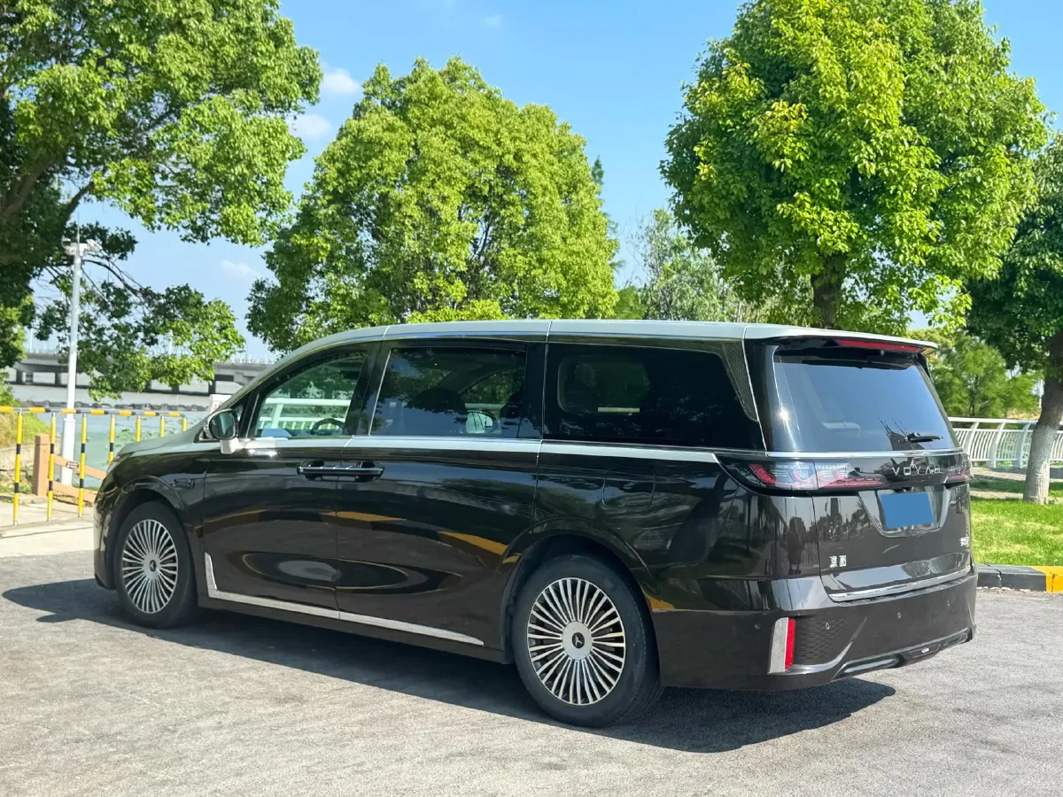 2025 Voyah Dream 1.5T 150HP L4 PHEV 41.7KWH,autocango,china used car exporter,china ev exporter,chinese used car exporter,chinese used ev exporter