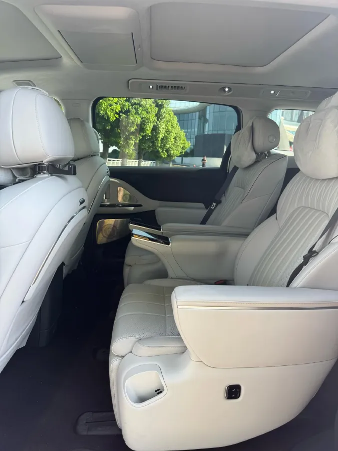 2025 Voyah Dream 1.5T 150HP L4 PHEV 41.7KWH,autocango,china used car exporter,china ev exporter,chinese used car exporter,chinese used ev exporter