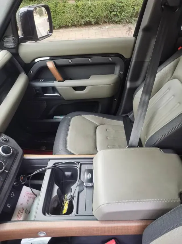 2021 Land Rover Defender 3.0T 400HP L6 8AT,autocango,china used car exporter,china ev exporter,chinese used car exporter,chinese used ev exporter