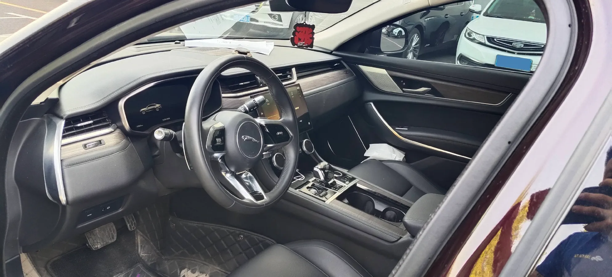 2021 Jaguar XFL 2.0T 200HP L4 8AT,autocango,china used car exporter,china ev exporter,chinese used car exporter,chinese used ev exporter