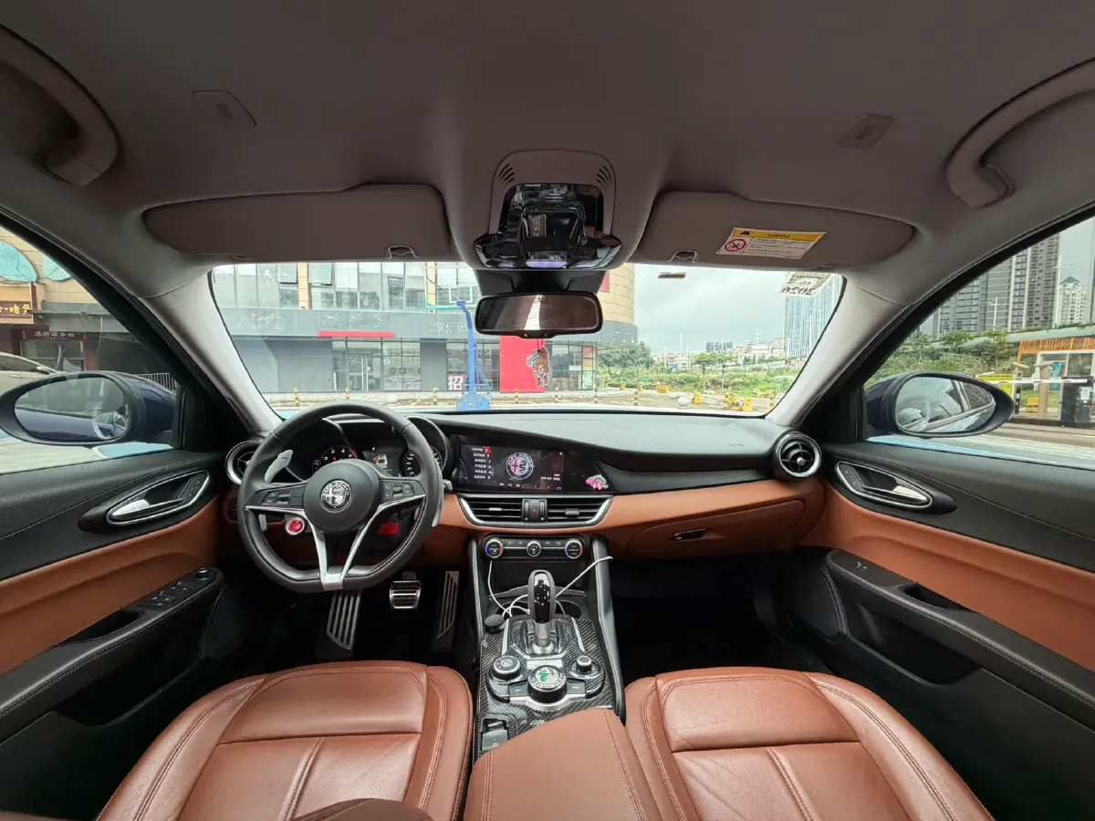 2017 Alfa Romeo Giulia 2.0T 200HP L4 8AT,autocango,china used car exporter,china ev exporter,chinese used car exporter,chinese used ev exporter