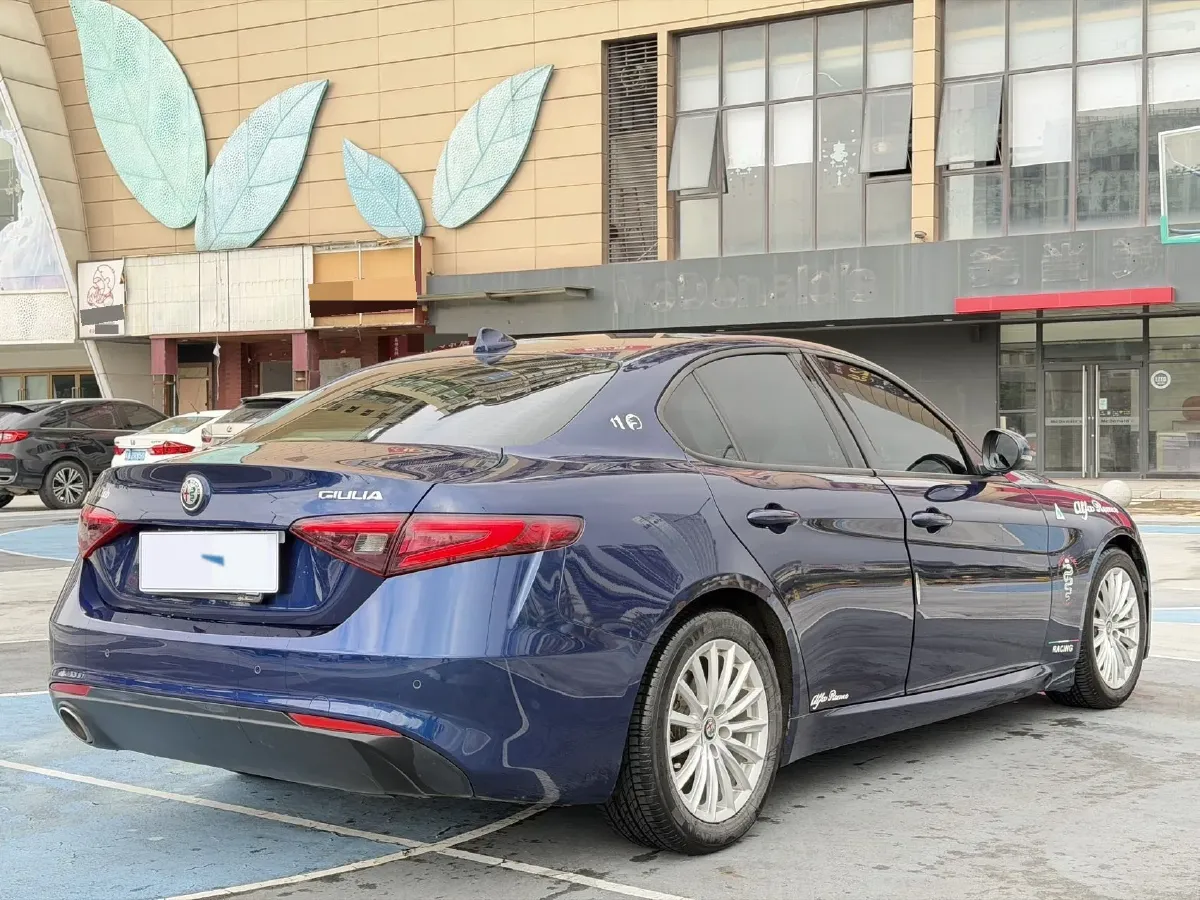 2017 Alfa Romeo Giulia 2.0T 200HP L4 8AT,autocango,china used car exporter,china ev exporter,chinese used car exporter,chinese used ev exporter