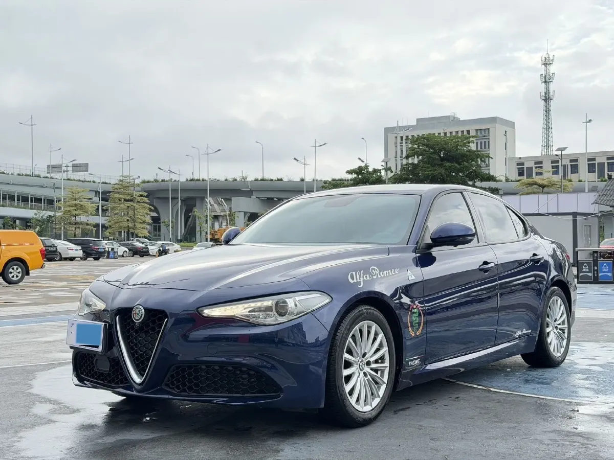 2017 Alfa Romeo Giulia 2.0T 200HP L4 8AT,autocango,china used car exporter,china ev exporter,chinese used car exporter,chinese used ev exporter