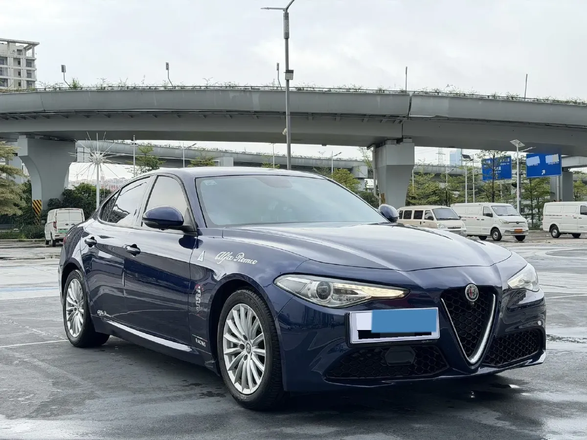 2017 Alfa Romeo Giulia 2.0T 200HP L4 8AT,autocango,china used car exporter,china ev exporter,chinese used car exporter,chinese used ev exporter